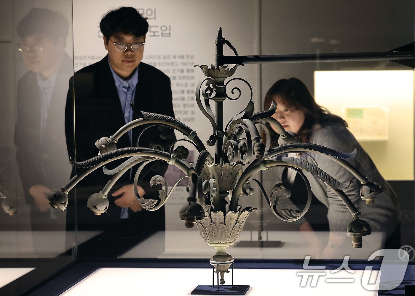 본문 이미지 - 26일 서울 중구 덕수궁 돈덕전 기획전시실에서 2024년 덕수궁 특별전 '모던라이트, 대한제국 황실 조명' 기획전시 일반 공개를 하루 앞두고 전시 관계자들이 이화문 샹들리에 전시 상황을 점검하고 있다. 2024.11.26/뉴스1 ⓒ News1 박정호 기자