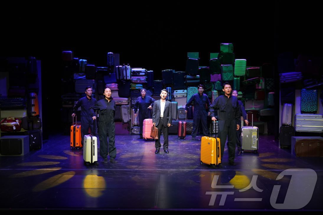 본문 이미지 - 지역예술단체 극단 '메들리'가 다음달 28일 선보이는 연극 '지금 내려갑니다' 모습.(밀양시 제공)