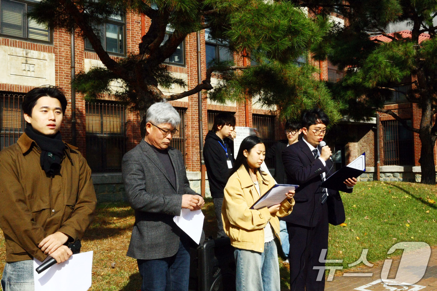 (광주=뉴스1) 박지현 기자 = 전남대 학생으로 이뤄진 학생기자단은 26일 광주 북구 용봉동 전남대 1호관 앞에서 기자회견을 열고 "신문 제작 중단 통보를 철회하라"고 촉구했다. …