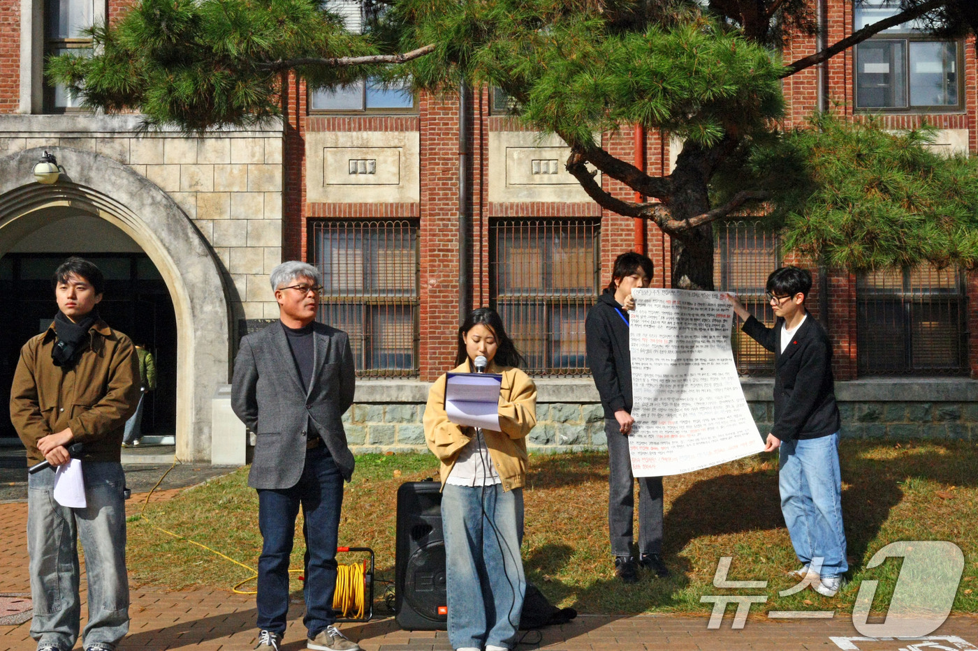 (광주=뉴스1) 박지현 기자 = 전남대 학생으로 이뤄진 학생기자단은 26일 광주 북구 용봉동 전남대 1호관 앞에서 기자회견을 열고 "신문 제작 중단 통보를 철회하라"고 촉구했다. …