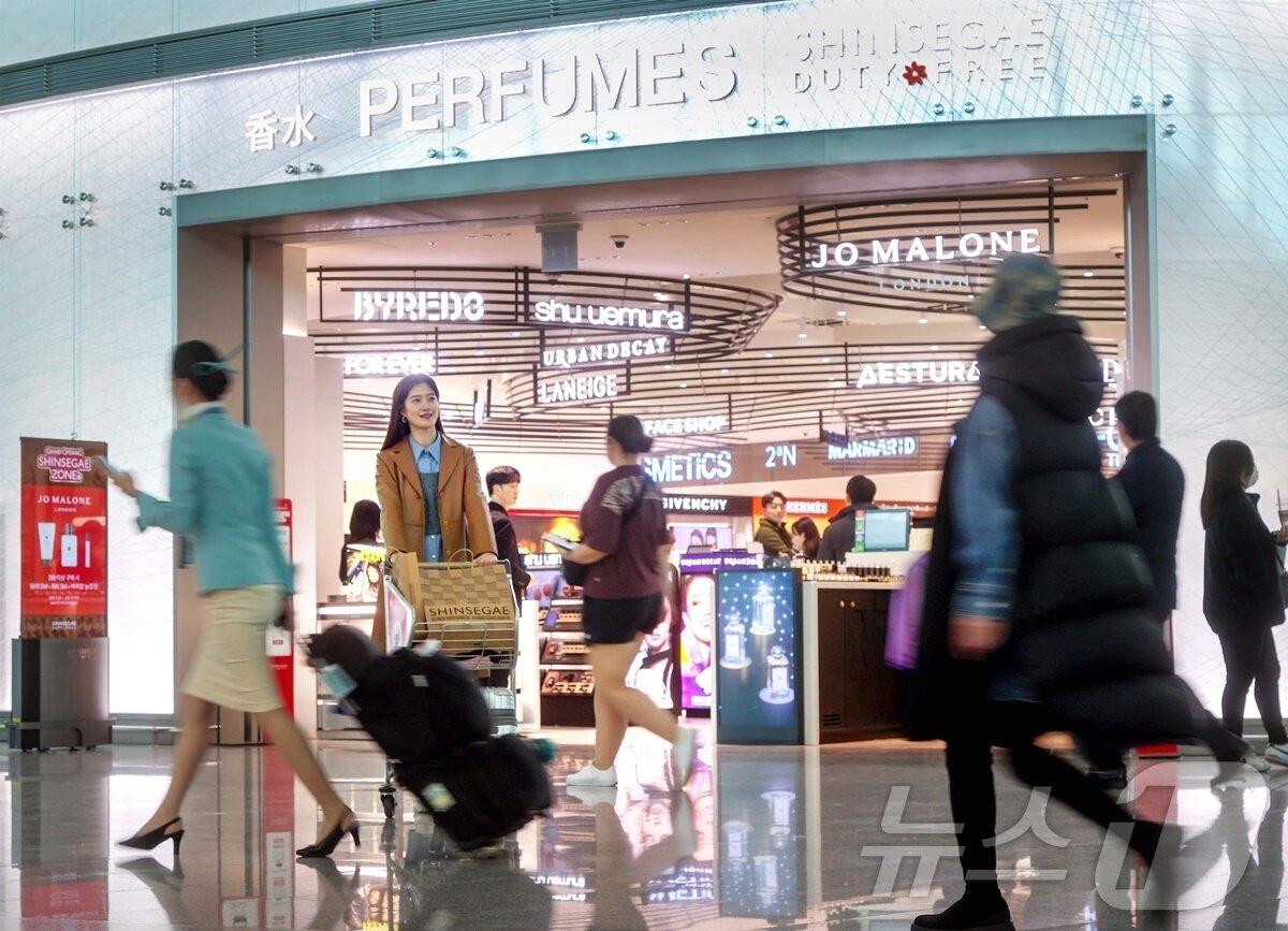 본문 이미지 - 신세계면세점의 인천공항 제2터미널점 내 뷰티 및 주류 테마존을 포함한 신규 매장. &#40;신세계면세점 제공&#41; 2024.11.26/뉴스1