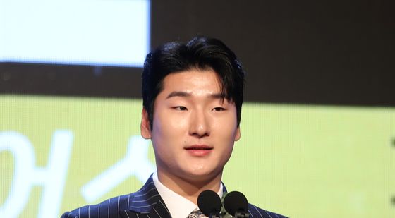 '승리상' 수상 소감 밝히는 두산 곽빈