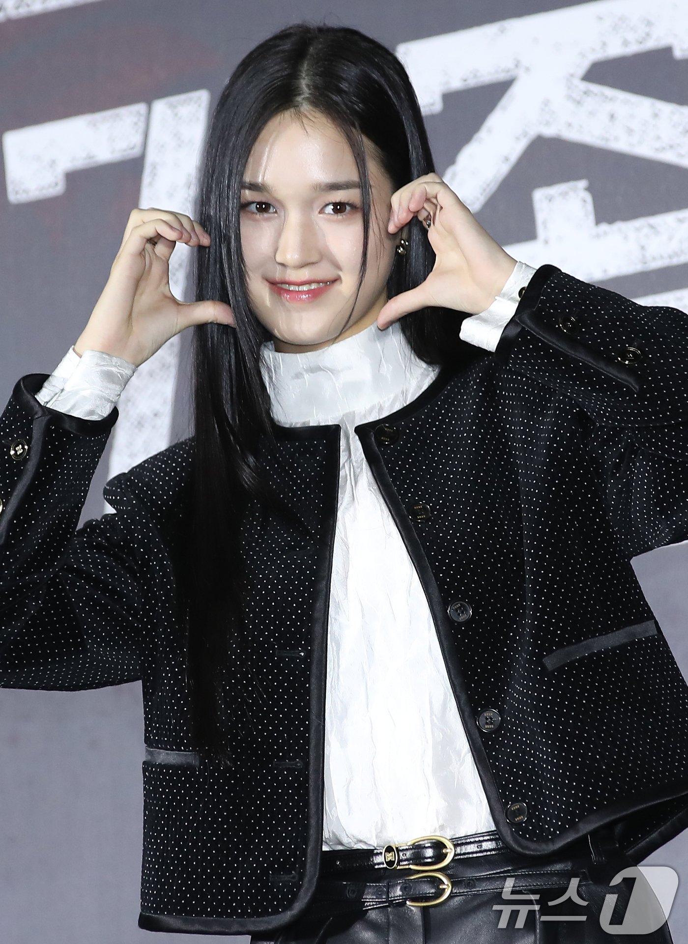 본문 이미지 - 배우 이수현이 26일 오후 서울 용산구 몬드리안 서울 이태원에서 열린 쿠팡플레이 시리즈 ‘가족계획’ 제작발표회에서 포즈를 취하고 있다. ‘가족계획’은 기억을 자유자재로 편집할 수 있는 특수한 능력을 가진 엄마가 가족들과 합심해 악당들에게 지옥을 선사하는 작품이다. 2024.11.26/뉴스1 ⓒ News1 권현진 기자