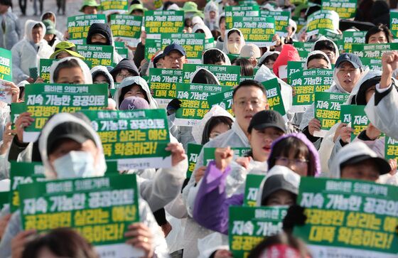 보건의료 노동자 76% "산재 발생 가장 큰 원인 '인력 부족'"