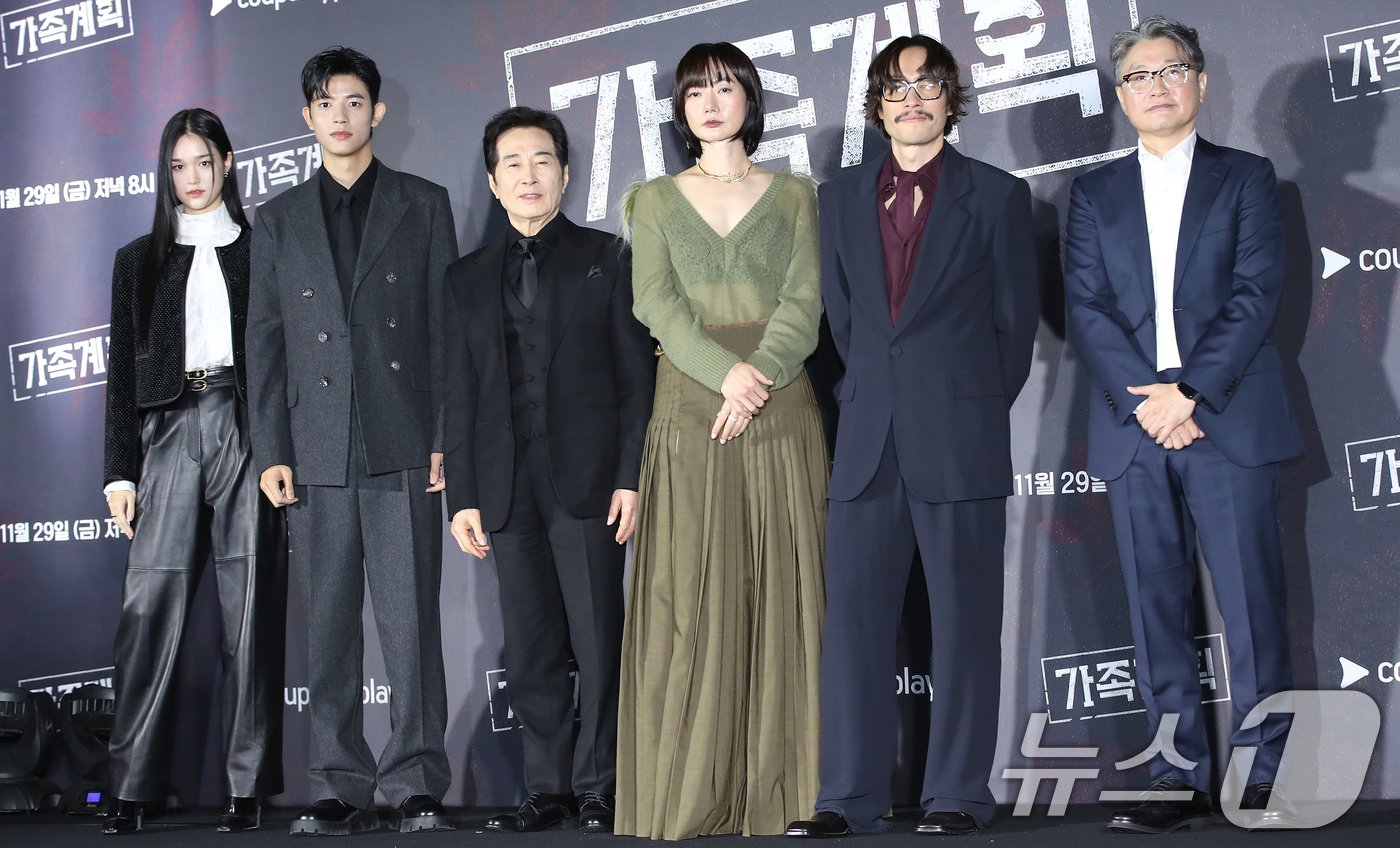 본문 이미지 - 배우 이수현(왼쪽부터)과 로몬, 백윤식, 배두나, 류승범, 김정민 크리에이터가 26일 오후 서울 용산구 몬드리안 서울 이태원에서 열린 쿠팡플레이 시리즈 ‘가족계획’ 제작발표회에서 포즈를 취하고 있다. ‘가족계획’은 기억을 자유자재로 편집할 수 있는 특수한 능력을 가진 엄마가 가족들과 합심해 악당들에게 지옥을 선사하는 작품이다. 2024.11.26/뉴스1 ⓒ News1 권현진 기자