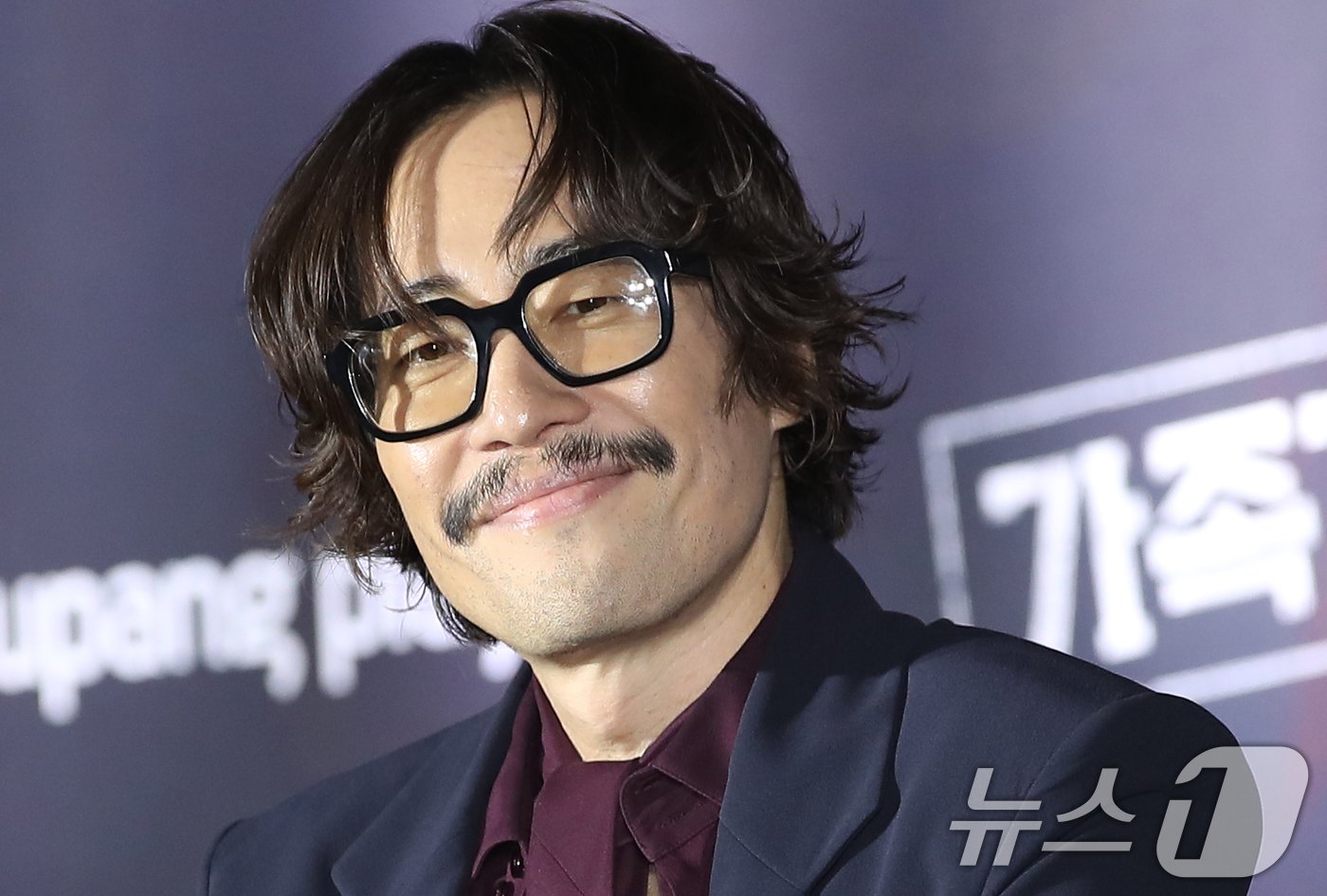 본문 이미지 - 배우류승범이 26일 오후 서울 용산구 몬드리안 서울 이태원에서 열린 쿠팡플레이 시리즈 ‘가족계획’ 제작발표회에서 미소를 짓고 있다. ‘가족계획’은 기억을 자유자재로 편집할 수 있는 특수한 능력을 가진 엄마가 가족들과 합심해 악당들에게 지옥을 선사하는 작품이다. 2024.11.26/뉴스1 ⓒ News1 권현진 기자