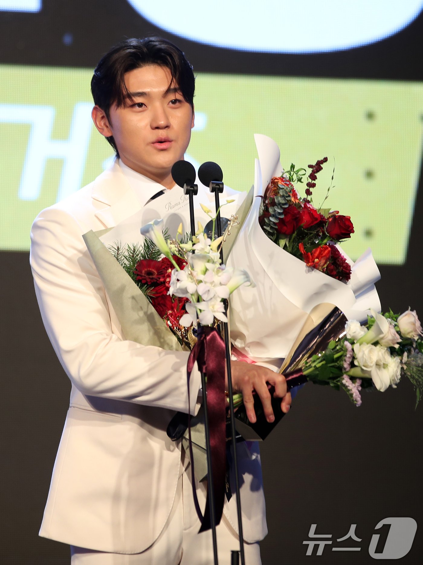 본문 이미지 - 26일 오후 서울 송파구 잠실 롯데월드 호텔에서 열린 프로야구 '2024 신한 SOL 뱅크 KBO리그' 시상식에서 타자 부문 장타율상, 득점상을 수상한 KIA 김도영이 수상소감을 밝히고 있다. 2024.11.26/뉴스1 ⓒ News1 이승배 기자