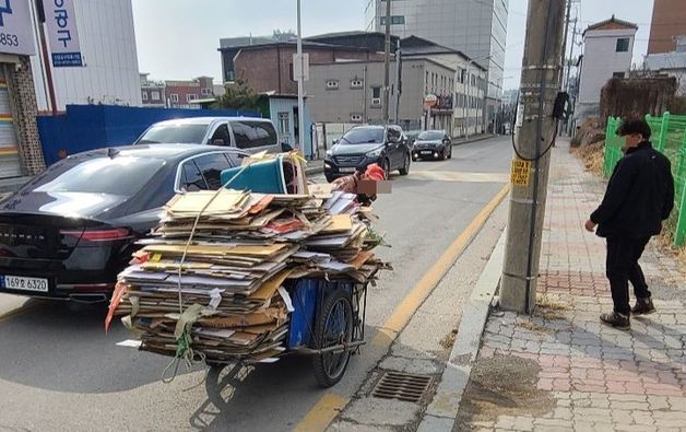 "폐짓값 걱정 마세요" 제천시, 폐지줍는 노인에 첫 지원금