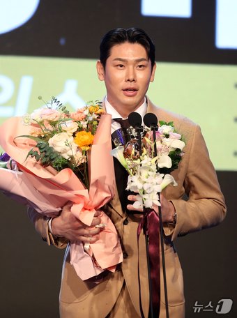 본문 이미지 - 26일 오후 서울 송파구 잠실 롯데월드 호텔에서 열린 프로야구 '2024 신한 SOL 뱅크 KBO리그' 시상식에서 타자 부문 출루율상을 수상한 LG 홍창기가 수상소감을 밝히고 있다. 2024.11.26/뉴스1 ⓒ News1 이승배 기자