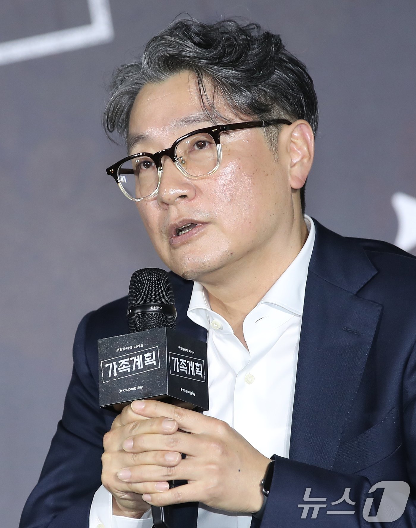 본문 이미지 - 김정민 크리에이터가 26일 오후 서울 용산구 몬드리안 서울 이태원에서 열린 쿠팡플레이 시리즈 ‘가족계획’ 제작발표회에서 인사말을 하고 있다. ‘가족계획’은 기억을 자유자재로 편집할 수 있는 특수한 능력을 가진 엄마가 가족들과 합심해 악당들에게 지옥을 선사하는 작품이다. 2024.11.26/뉴스1 ⓒ News1 권현진 기자