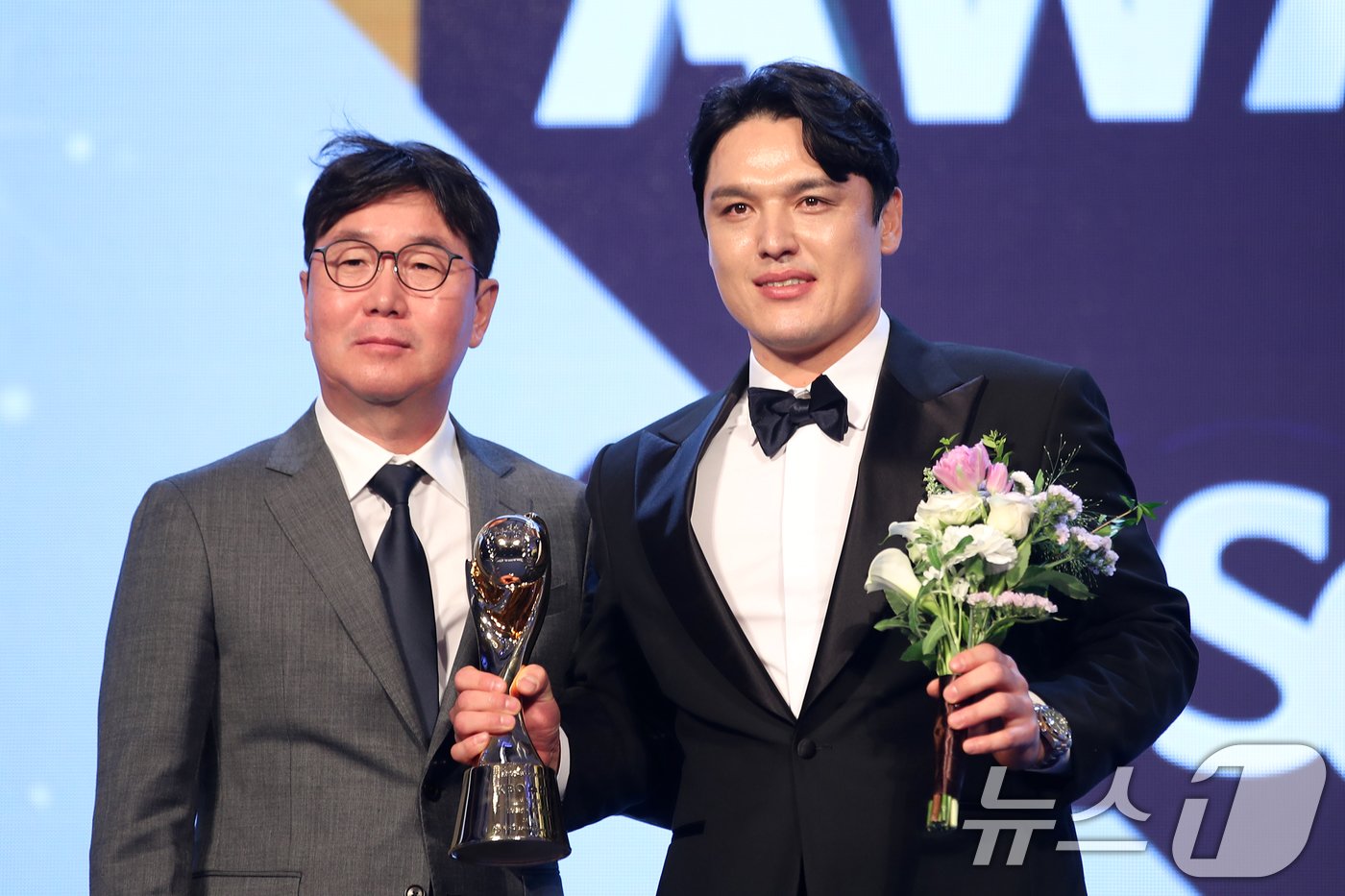 본문 이미지 - 26일 오후 서울 송파구 잠실 롯데월드 호텔에서 열린 프로야구 '2024 신한 SOL 뱅크 KBO리그' 시상식에서 수비상 포수 부문을 수상한 LG 박동원이 기념촬영하고 있다. 2024.11.26/뉴스1 ⓒ News1 이승배 기자