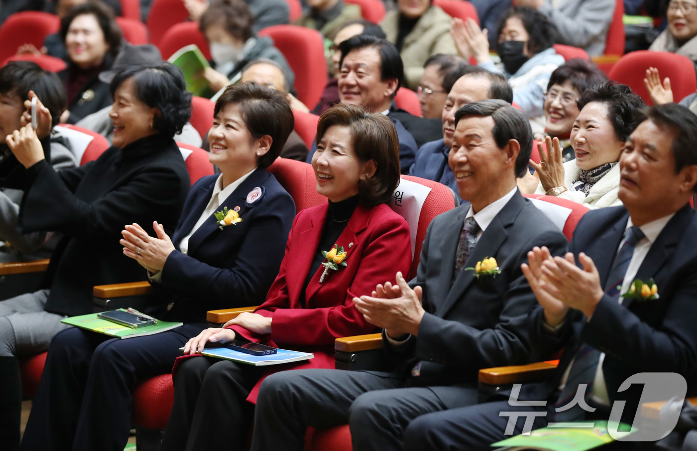 (대구=뉴스1) 공정식 기자 = 나경원 국민의힘 의원(가운데)이 26일 오후 대구시교육청에서 열린 대구경북자유교육연합 창립 15주년 기념행사에 참석해 특강을 앞두고 환하게 웃고 있 …