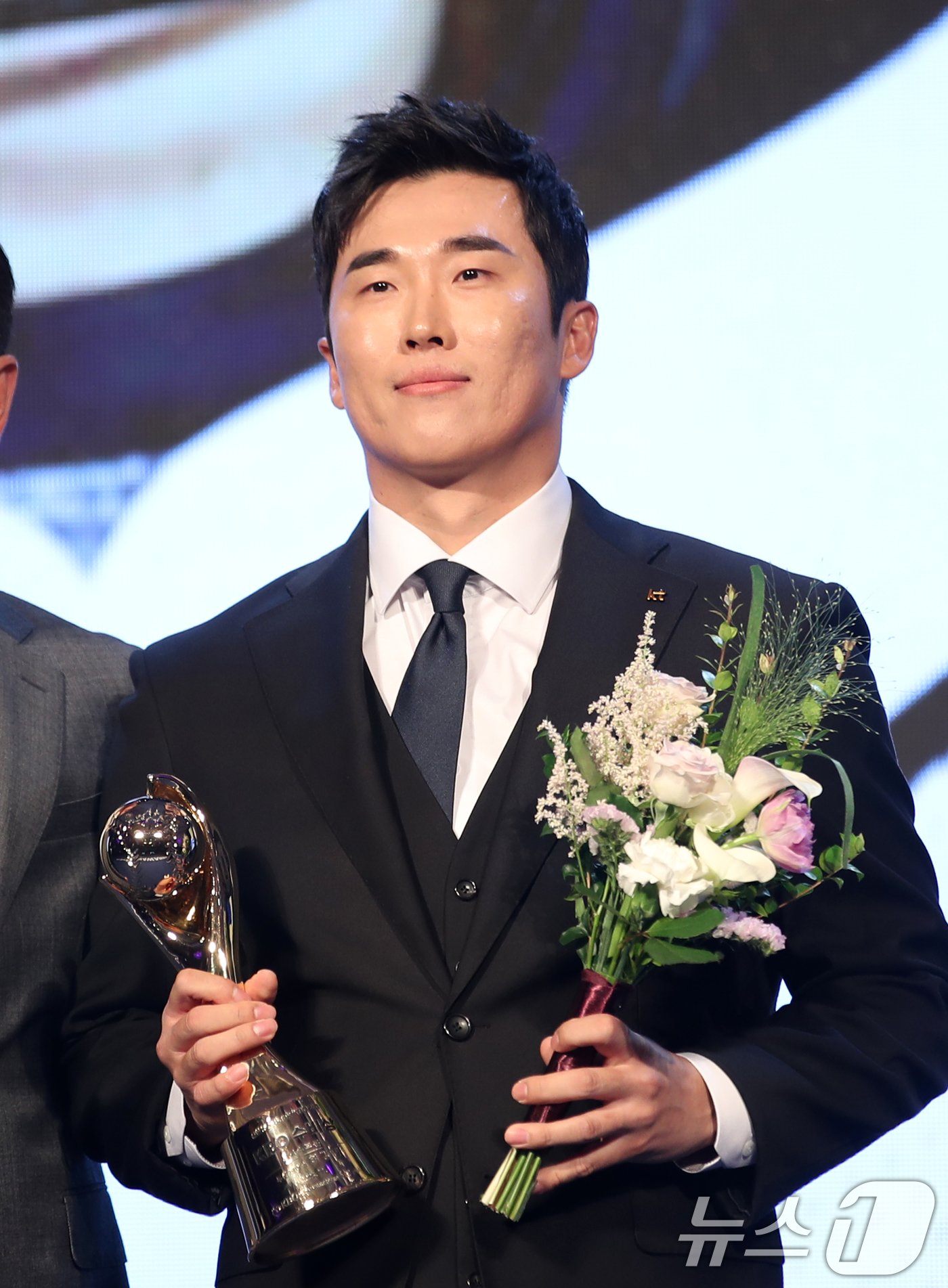 본문 이미지 - 26일 오후 서울 송파구 잠실 롯데월드 호텔에서 열린 프로야구 '2024 신한 SOL 뱅크 KBO리그' 시상식에서 수비상 3루 부문을 수상한 KT 허경민이 기념촬영하고 있다. 2024.11.26/뉴스1 ⓒ News1 이승배 기자