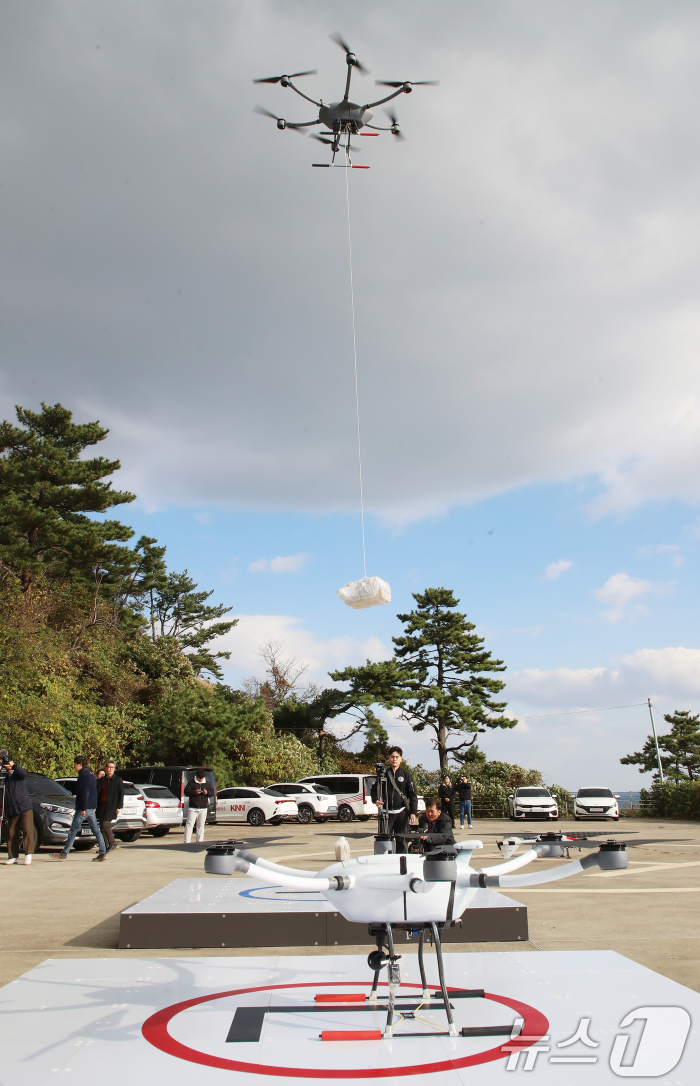 (부산=뉴스1) 윤일지 기자 = 26일 오후 부산 영도구 국립한국해양대학교 배송거점센터에서 전국 최초로 'K-드론 배송 표준안'을 적용한 항만 드론 배송 서비스 시연회가 진행되고 …