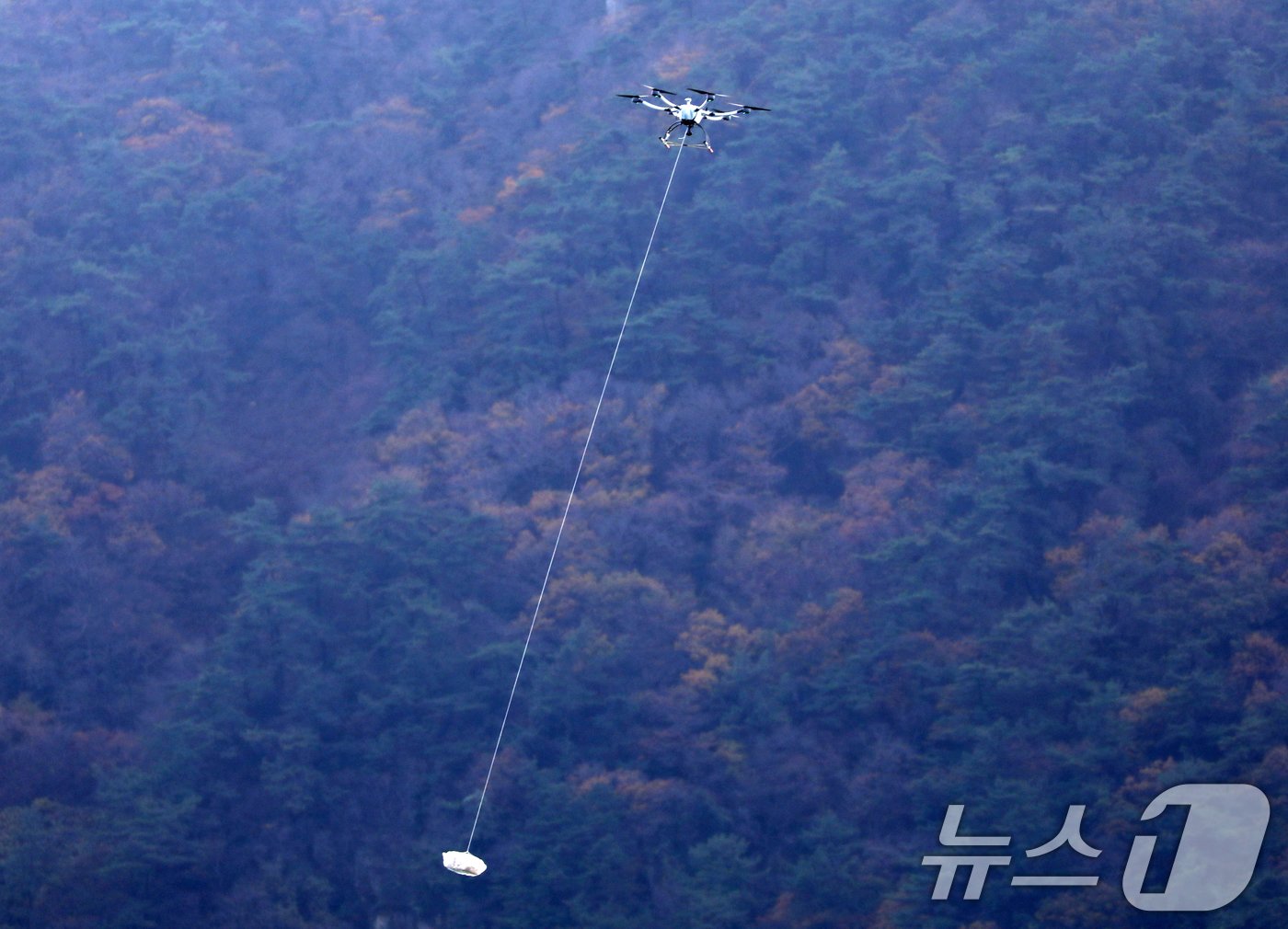 26일 오후 부산 영도구 국립한국해양대학교 배송거점센터에서 전국 최초로 &#39;K-드론 배송 표준안&#39;을 적용한 항만 드론 배송 서비스 시연회가 진행되고 있다. 항만 드론 배송 서비스는 매일 오전 11시부터 오후 7시까지 나라온&#40;NARAON&#41; 애플리케이션을 통해 물품을 주문하면 이용 가능하다. 배송 지역은 부산항 묘박지&#40;11곳&#41;, 유어장 낚시터&#40;4곳&#41;, 조도방파제&#40;2곳&#41;로 묘박지는 10만 원, 나머지는 3000원을 기본 배송비로 책정했다. 2024.11.26/뉴스1 ⓒ News1 윤일지 기자