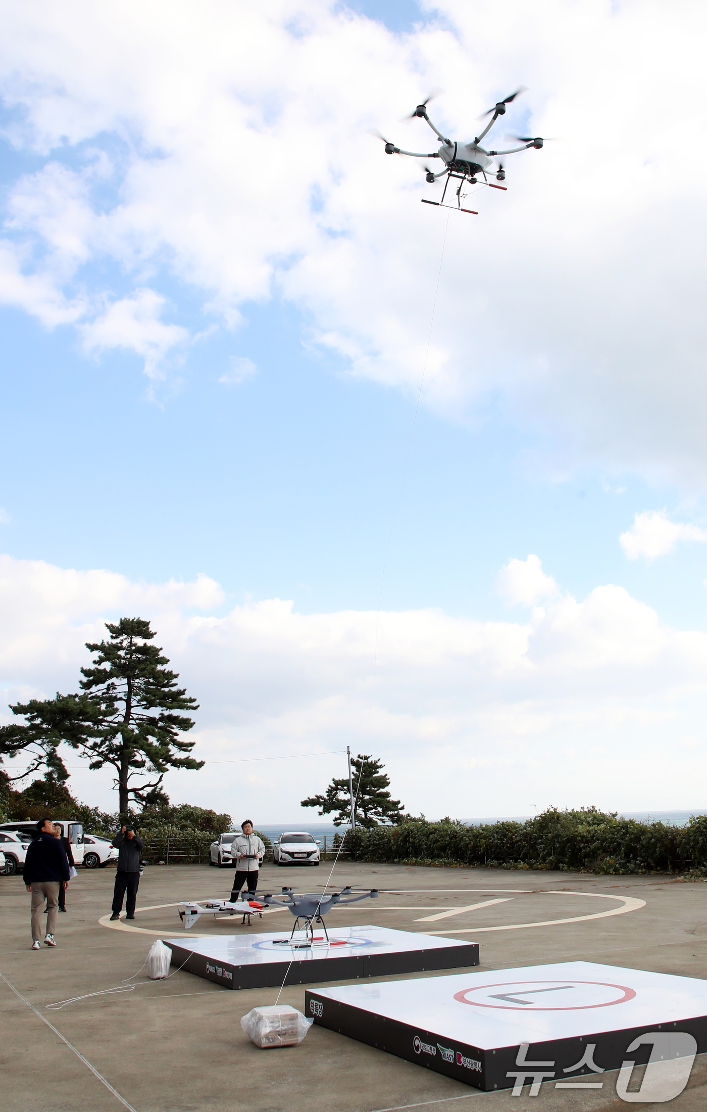 (부산=뉴스1) 윤일지 기자 = 26일 오후 부산 영도구 국립한국해양대학교 배송거점센터에서 전국 최초로 'K-드론 배송 표준안'을 적용한 항만 드론 배송 서비스 시연회가 진행되고 …