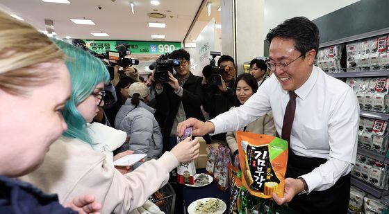 김부각 나눠주는 강도형 장관