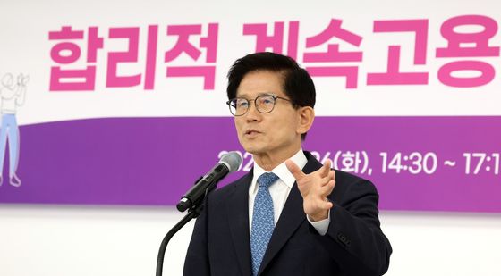 합리적 계속고용 방안 발언하는 김문수 장관