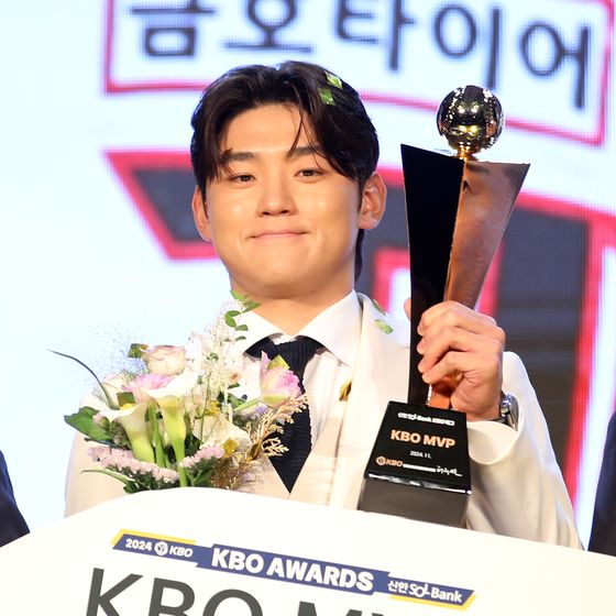 KIA 김도영, 야수 최연소 MVP 새 역사…"한국 야구 이끌고파"(종합)