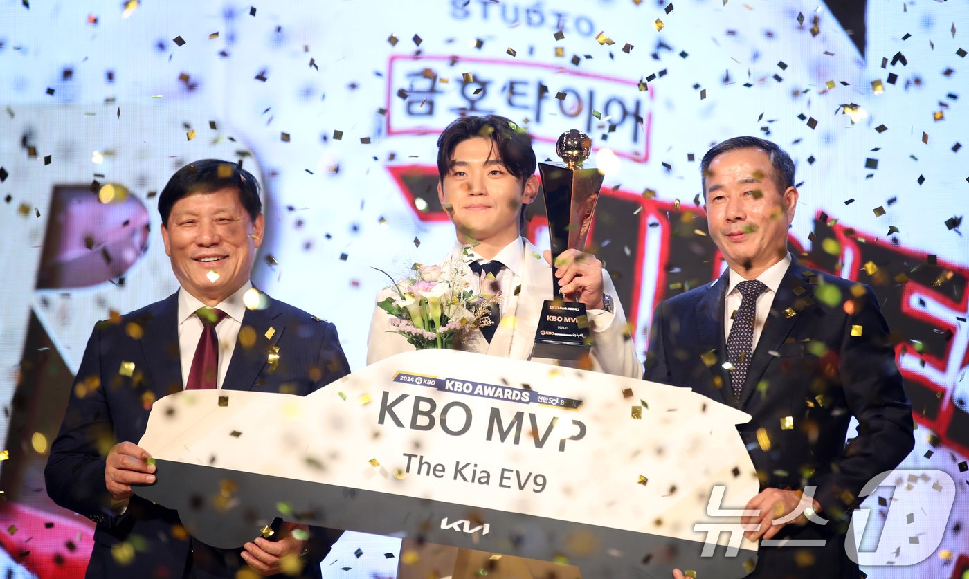 본문 이미지 - 26일 오후 서울 송파구 잠실 롯데월드 호텔에서 열린 프로야구 &#39;2024 신한 SOL 뱅크 KBO리그&#39; 시상식에서 MVP에 선정된 KIA 김도영이 기념촬영하고 있다. 2024.11.26/뉴스1 ⓒ News1 이승배 기자