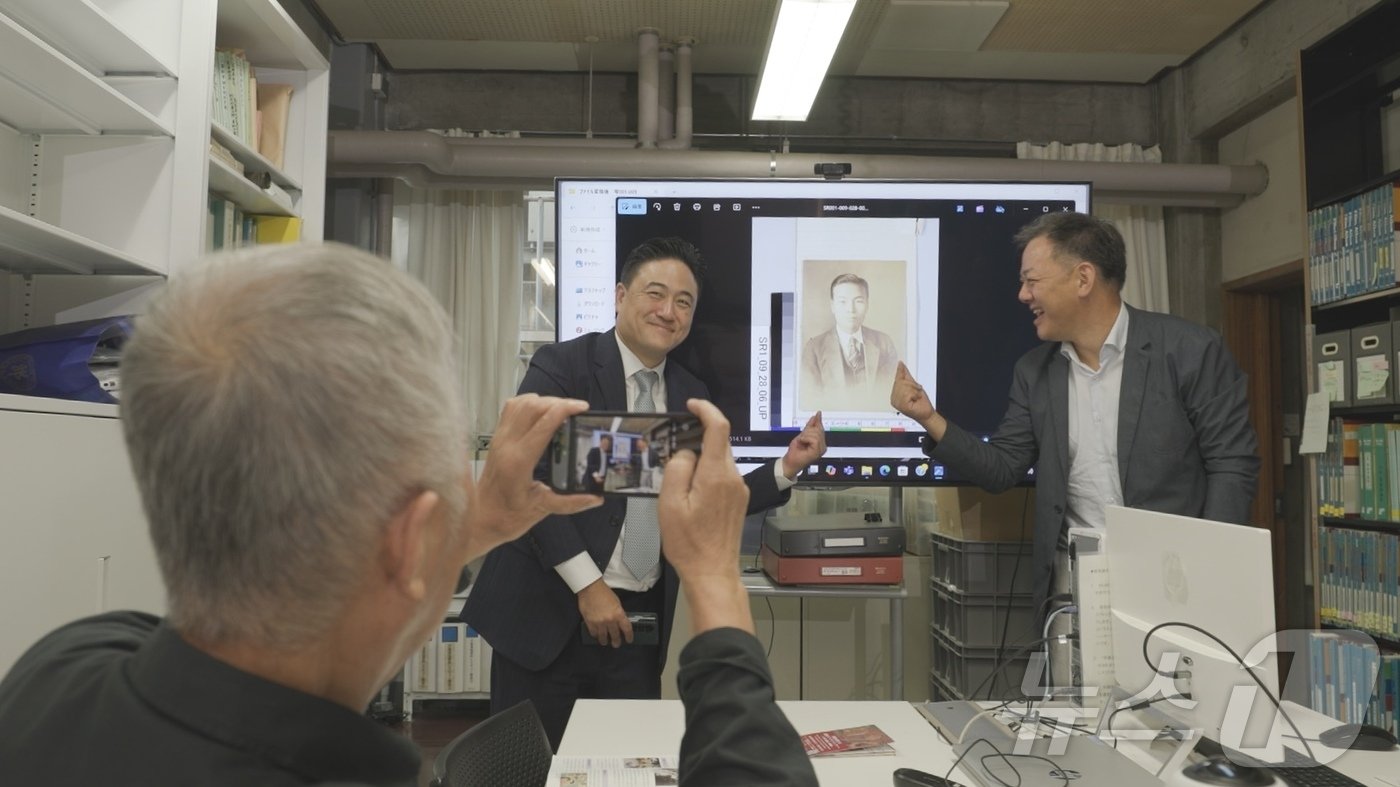 본문 이미지 - 가나카와대학 상민문화연구소에서 강정택의 사진을 발견한 손자 이상훈과 이상현.&#40;ubc 울산방송 제공&#41;