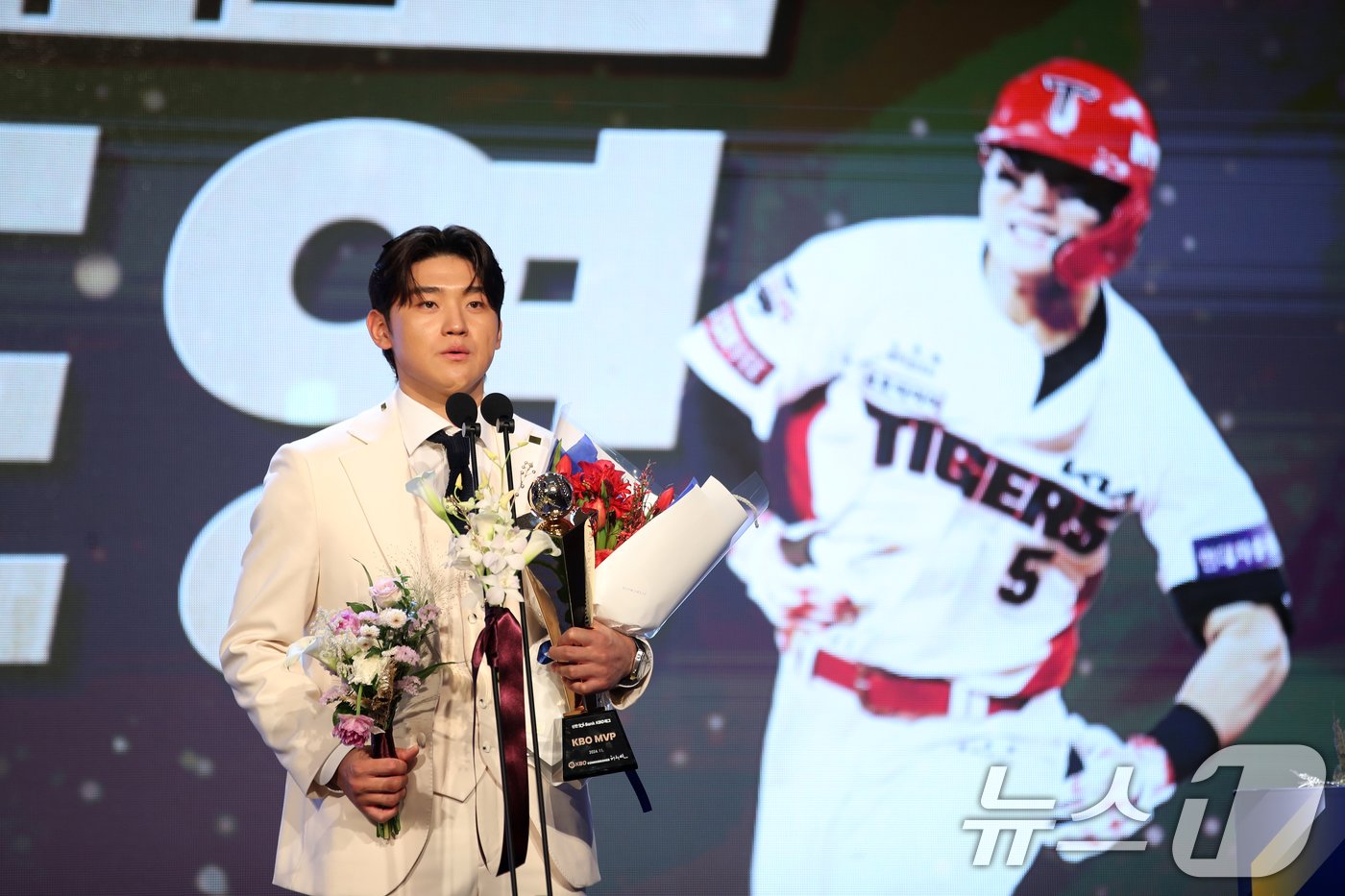 본문 이미지 - 26일 오후 서울 송파구 잠실 롯데월드 호텔에서 열린 프로야구 '2024 신한 SOL 뱅크 KBO리그' 시상식에서 MVP에 선정된 KIA 김도영이 수상소감을 밝히고 있다. 2024.11.26/뉴스1 ⓒ News1 이승배 기자