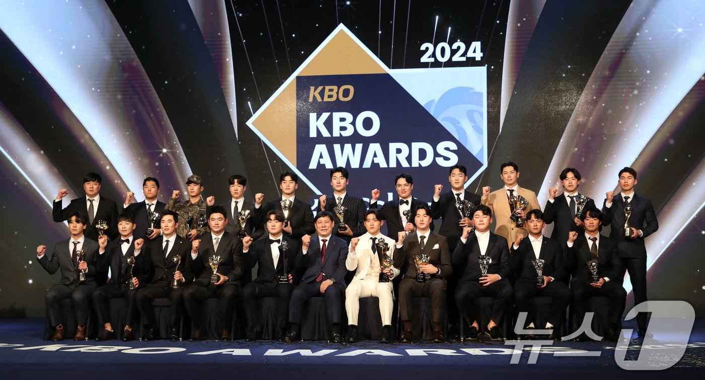 본문 이미지 - 26일 오후 서울 송파구 잠실 롯데월드 호텔에서 열린 프로야구 '2024 신한 SOL 뱅크 KBO리그' 시상식에서 MVP KIA 김도영을 비롯한 수상자들이 허구연 KBO 총재와 함께 기념촬영하고 있다. 2024.11.26/뉴스1 ⓒ News1 이승배 기자
