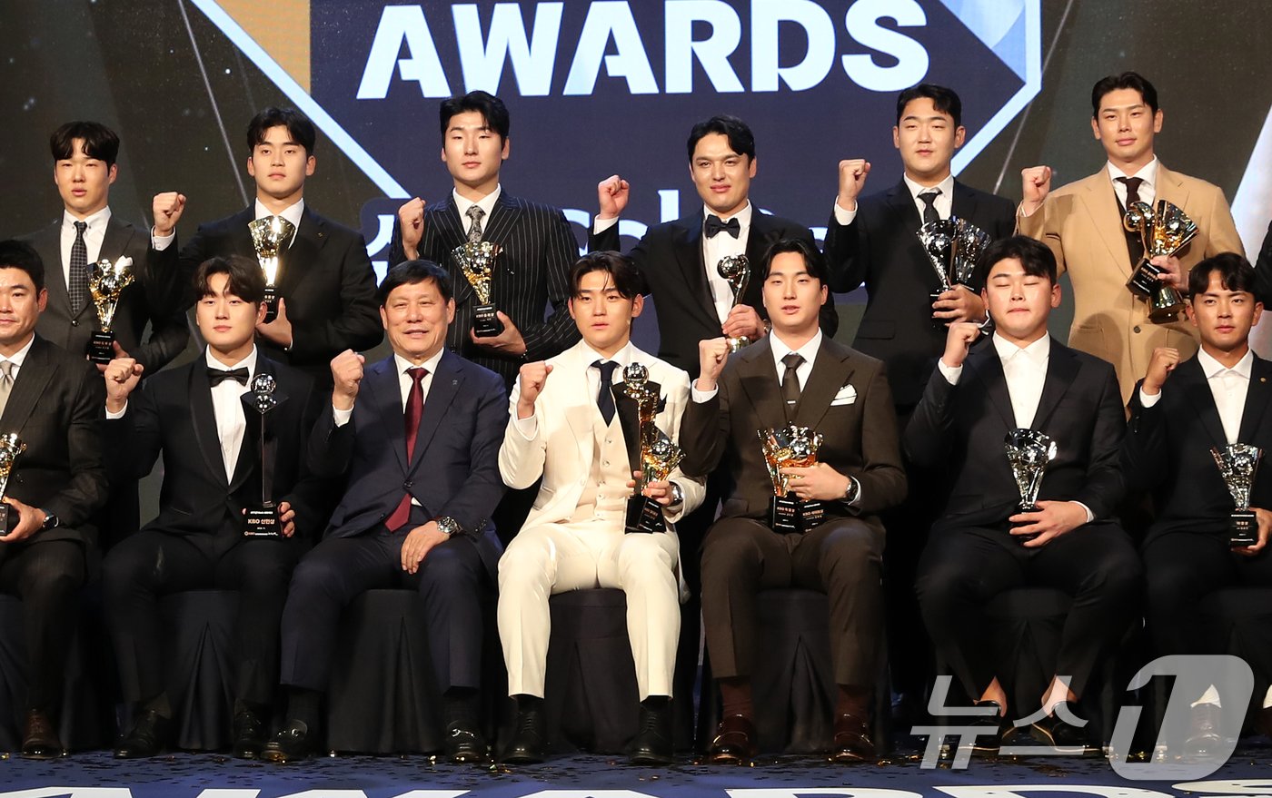본문 이미지 - 26일 오후 서울 송파구 잠실 롯데월드 호텔에서 열린 프로야구 &#39;2024 신한 SOL 뱅크 KBO리그&#39; 시상식에서 MVP KIA 김도영을 비롯한 수상자들이 허구연 KBO 총재와 함께 기념촬영하고 있다. 2024.11.26/뉴스1 ⓒ News1 이승배 기자