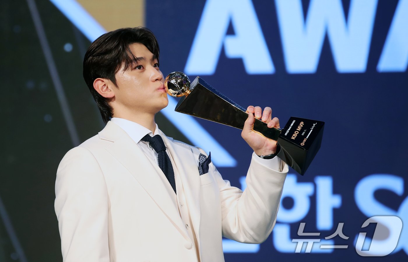 본문 이미지 - 26일 오후 서울 송파구 잠실 롯데월드 호텔에서 열린 프로야구 '2024 신한 SOL 뱅크 KBO리그' 시상식에서 MVP에 선정된 KIA 김도영이 트로피와 함께 기념촬영하고 있다. 2024.11.26/뉴스1 ⓒ News1 이승배 기자