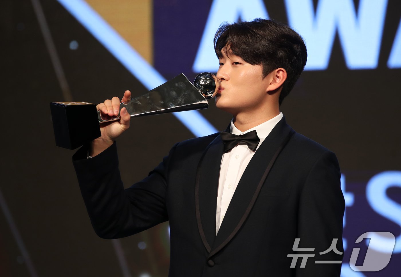 본문 이미지 - 26일 오후 서울 송파구 잠실 롯데월드 호텔에서 열린 프로야구 &#39;2024 신한 SOL 뱅크 KBO리그&#39; 시상식에서 신인상을 수상한 두산 김택연이 트로피와 함께 기념촬영하고 있다. 2024.11.26/뉴스1 ⓒ News1 이승배 기자
