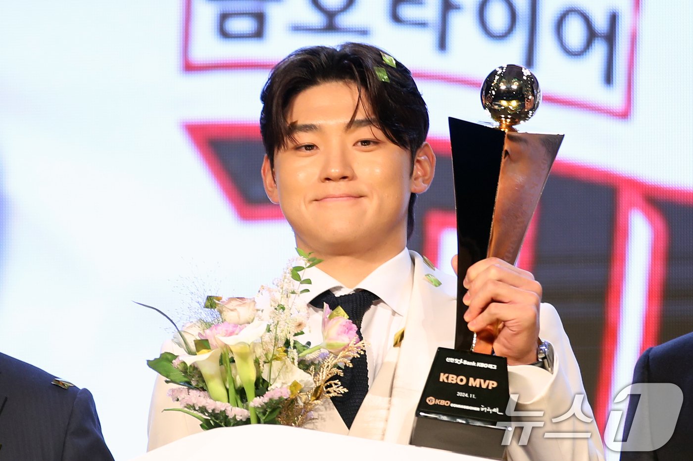 본문 이미지 - 26일 오후 서울 송파구 잠실 롯데월드 호텔에서 열린 프로야구 &#39;2024 신한 SOL 뱅크 KBO리그&#39; 시상식에서 MVP 선정된 KIA 김도영이 기념촬영하고 있다. 2024.11.26/뉴스1 ⓒ News1 이승배 기자