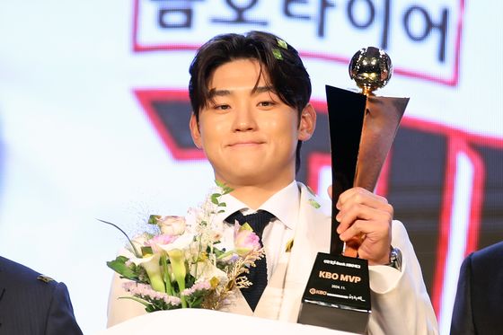 MVP 김도영, 이번엔 '황금 장갑' 겨냥한다…골든글러브 후보 확정