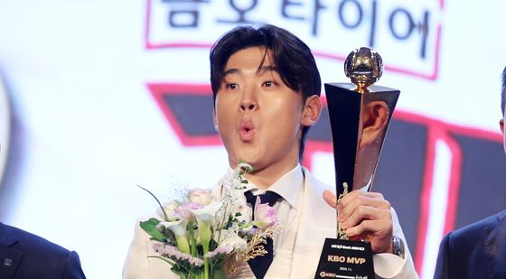 MVP 축포에 깜짝 놀란 KIA 김도영