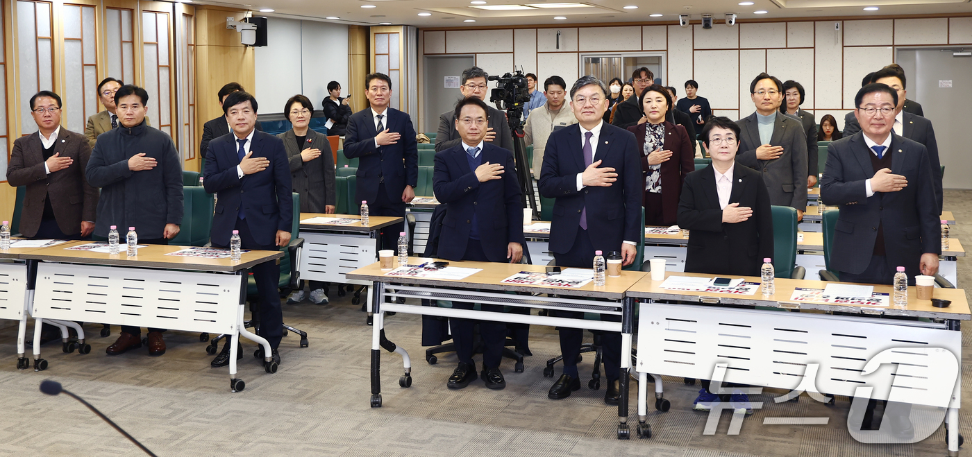 (서울=뉴스1) 김민지 기자 = 더불어민주당 초선의원들이 26일 오후 서울 여의도 국회 의원회관에서 열린 더불어민주당 초선 의원 모임 '더민초' 긴급 비상총회'에서 김건희 여사 특 …