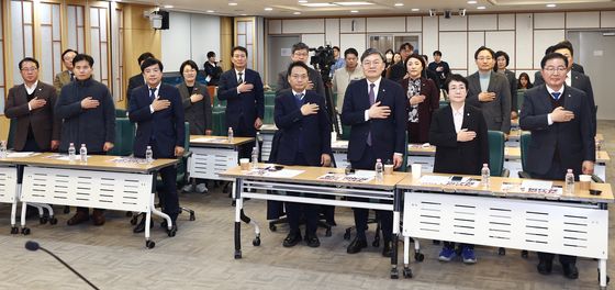 국민의례 하는 더불어민주당 초선 의원들