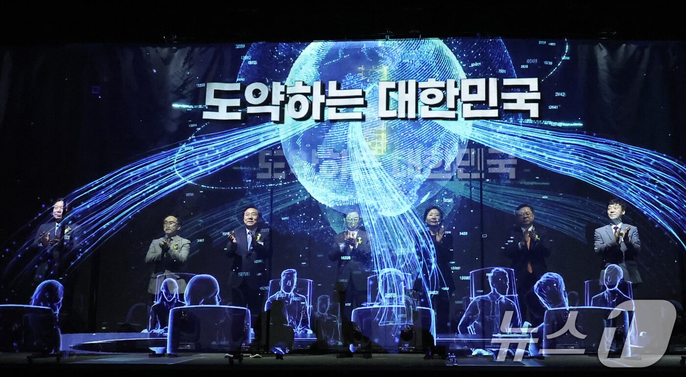 본문 이미지 - 오영주 중소벤처기업부 장관&#40;오른쪽 세 번째&#41;이 26일 서울 영등포구 중기중앙회에서 열린 2024 동반성장 주간 기념식에서 동반성장 다짐 퍼포먼스를 하고 있다. 왼쪽 세 번째부터 김기문 중소기업중앙회 회장, 이달곤 동반성장위원회 위원장, 오 장관, 박일준 대한상공회의소 상근부회장. 2024.11.26/뉴스1 ⓒ News1 김성진 기자