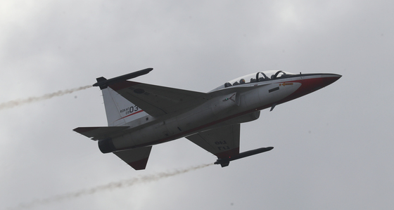 공군 T-50 항공기, 훈련 중 비상착륙…조종사 2명은 무사