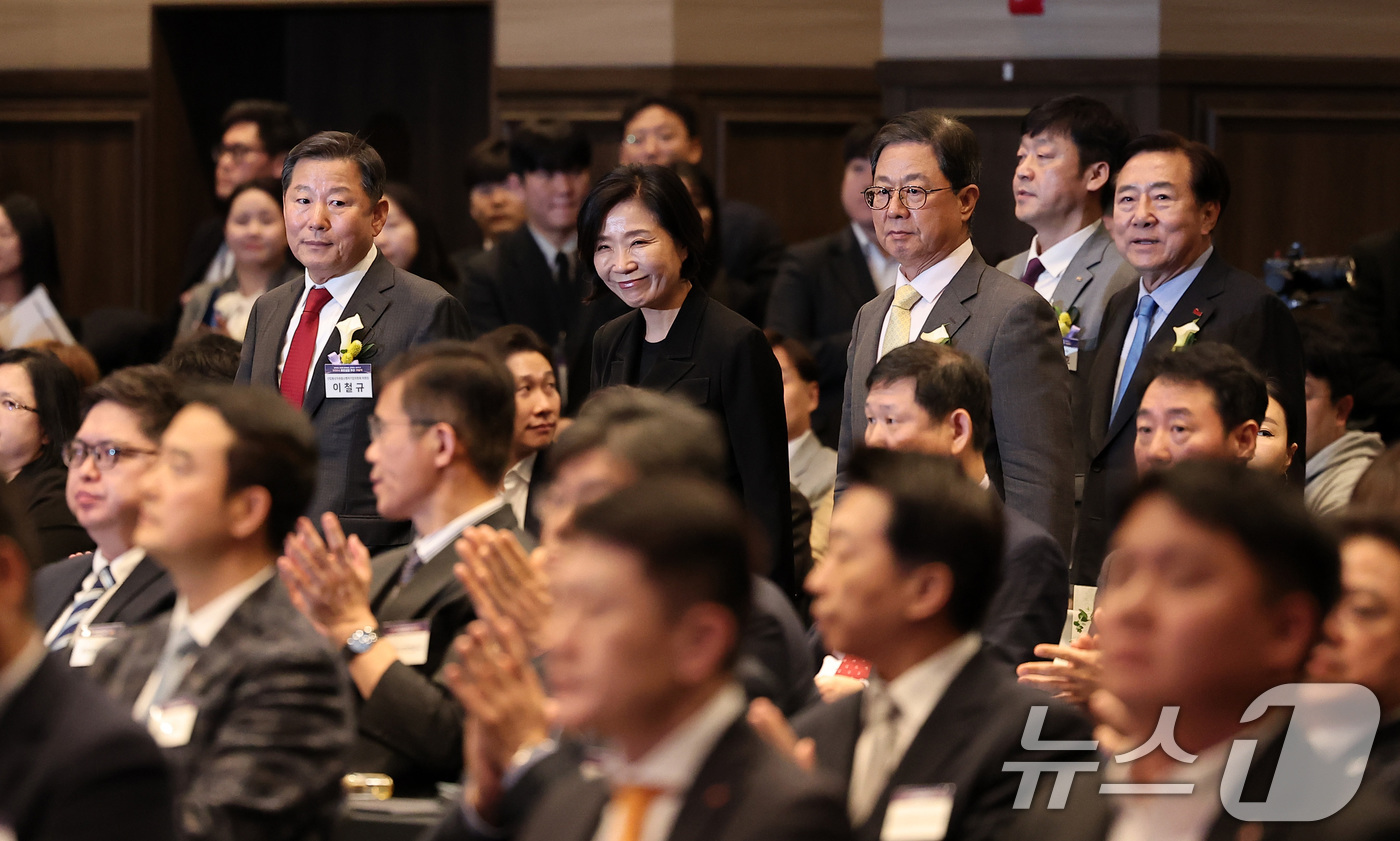 (서울=뉴스1) 김성진 기자 = 오영주 중소벤처기업부 장관(왼쪽 두 번째)이 26일 서울 영등포구 중기중앙회에서 열린 2024 동반성장 주간 기념식에 참석하고 있다. 왼쪽부터 이철 …