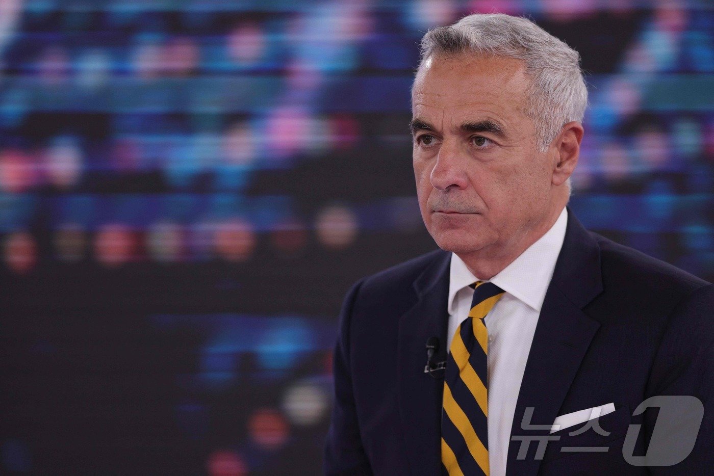 본문 이미지 - 루마니아 대통령 선거에 출마한 무소속 극우 후보 컬린 제오르제스쿠가 13일(현지시간) 현지 TV 방송국 '디지 24'(Digi 24)에 있다. 2024.11.13. ⓒ AFP=뉴스1 ⓒ News1 조소영 기자