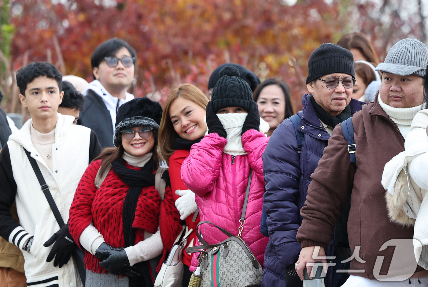 (서울=뉴스1) 장수영 기자 = 26일 오전 서울 중구 남산을 찾은 외국인 관광객들이 두꺼운 옷을 껴입고 있다.기상청은 이날 전국에 비와 함께 강한 바람이 불다가 새벽에는 수도권에 …