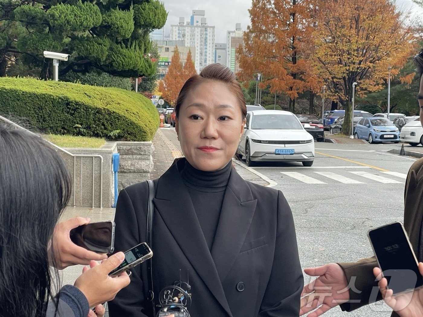 &#39;윤석열 대통령 부부 공천개입 의혹&#39;을 제기한 강혜경 씨가 26일 오전 소환조사를 받기 위해 경남 창원시 성산구 창원지방검찰청으로 출석하면서 취재진의 질문에 답하고 있다. 2024.11.26/뉴스1 강정태 기자