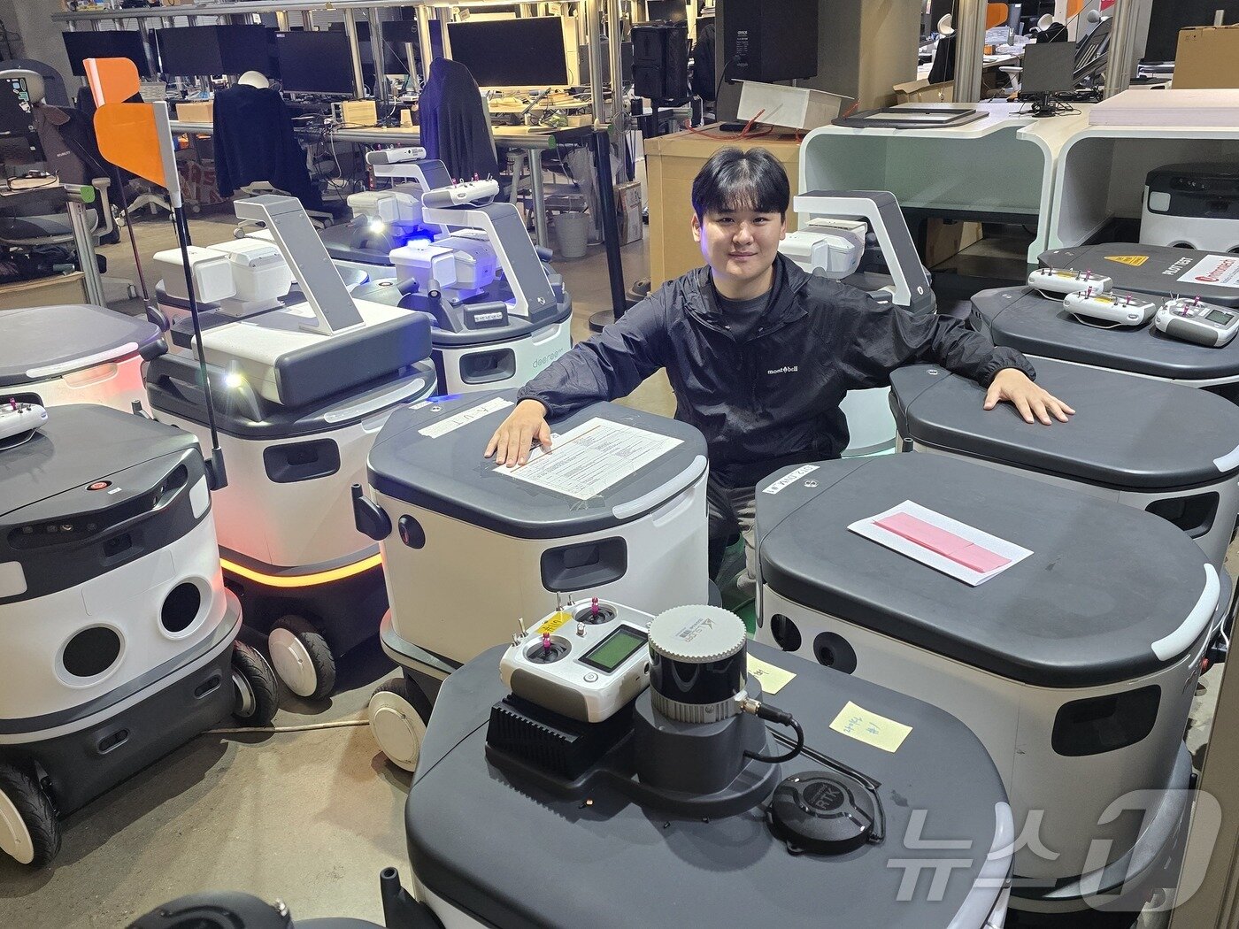 이상민 뉴빌리티 대표와 회사가 개발한 로봇 &#39;뉴비&#39;의 모습. ⓒ 뉴스1