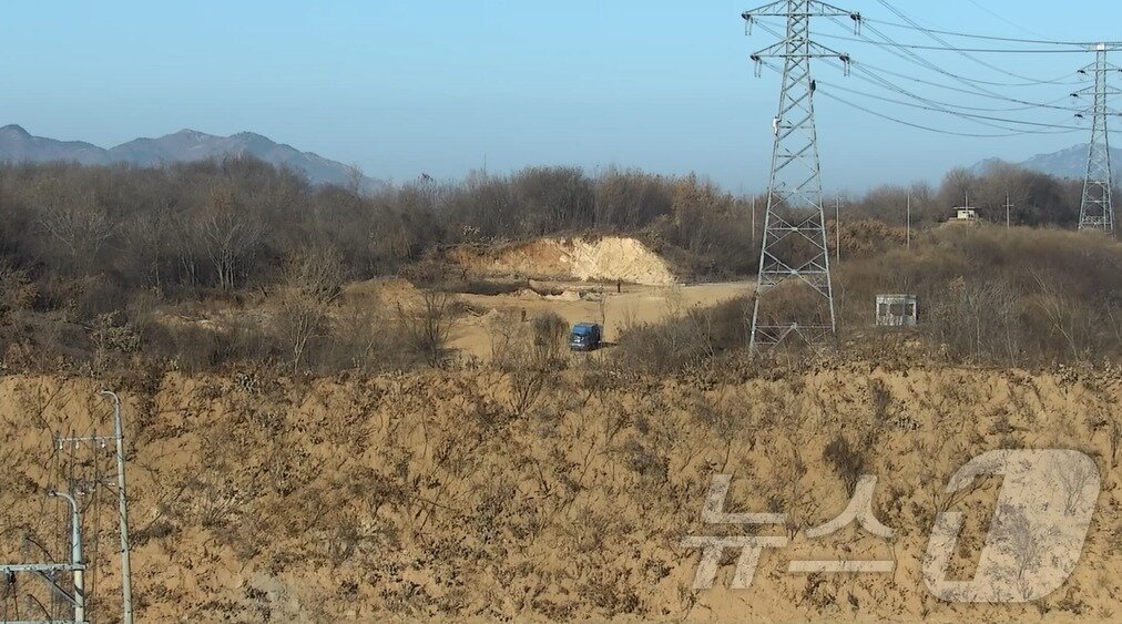 본문 이미지 - 정부는 26일 북한이 개성공단과 연결된 송전탑에 설치된 전선을 제거하는 영상을 공개했다. 이 송전탑은 과거 개성공단이 가동될 때 남측으로부터 전기 공급을 위해 설치된 것이다.,&#40;통일부 제공&#41;