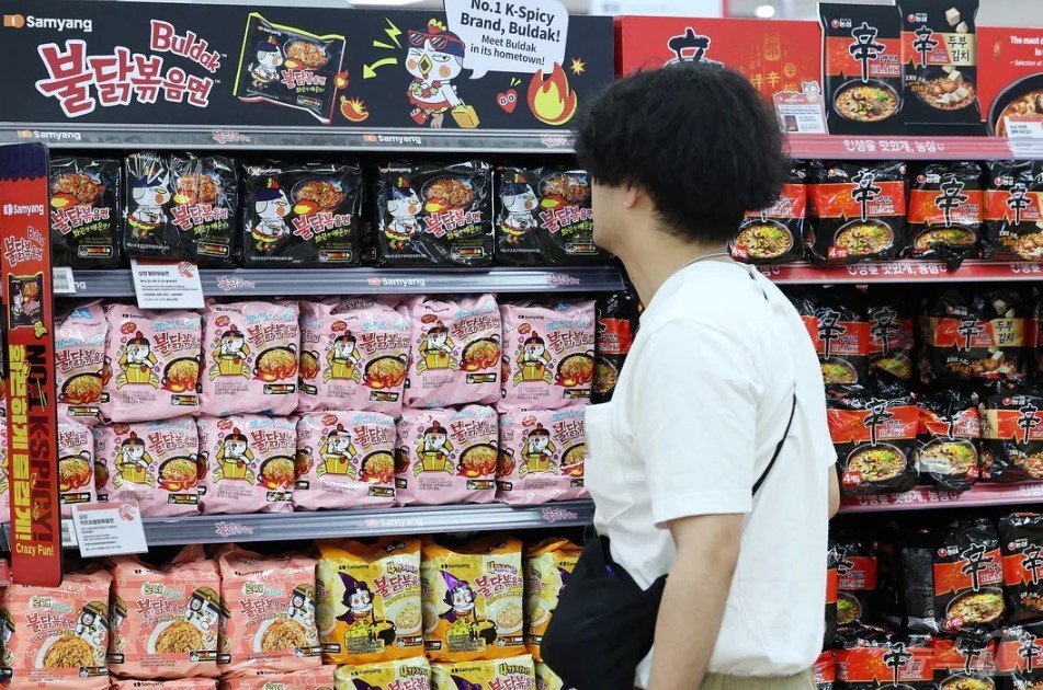 본문 이미지 - 서울의 한 대형마트에서 외국인관광객이 라면을 구입하고 있다. (자료사진) 2024.5.19/뉴스1 ⓒ News1 박지혜 기자