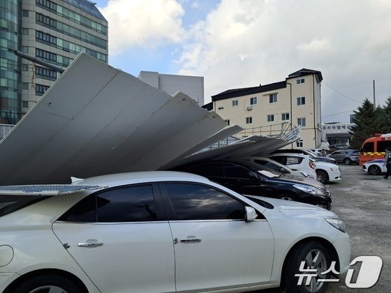 본문 이미지 - 제천시 명동의 한 공터에 철제펜스가 주차된 차 위로 쓰러져 있다.2024.11.26/뉴스1 (사진=충북소방본부 제공)