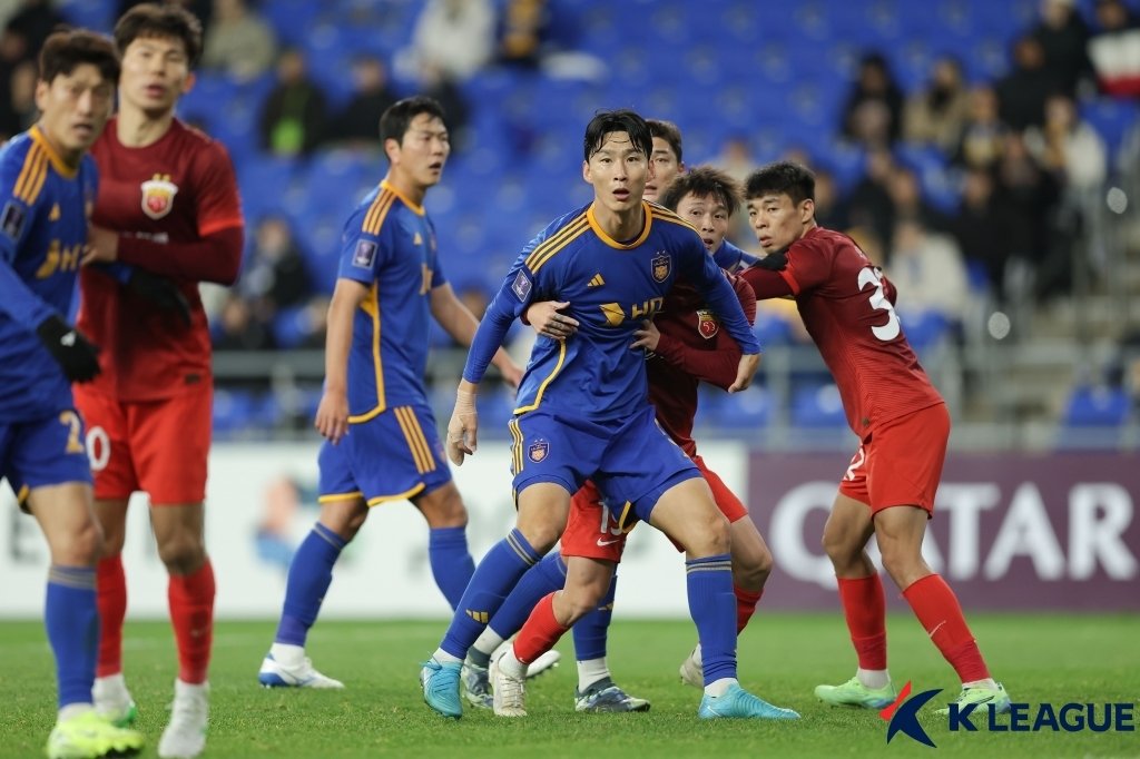 울산HD는 26일 울산문수축구경기장에서 열린 2024-25 AFC 챔피언스리그 엘리트 리그 스테이지 5차전에서 상하이 하이강에 1-3으로 졌다. &#40;한국프로축구연맹 제공&#41;