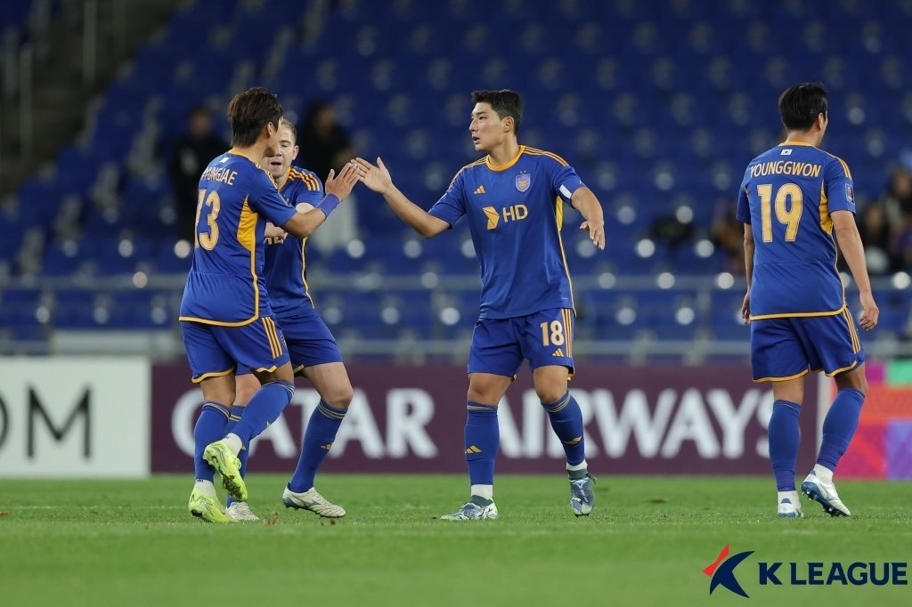 본문 이미지 - 울산HD 공격수 주민규(오른쪽에서 두 번째)가 26일 울산문수축구경기장에서 열린 상하이 하이강과 2024-25 AFC 챔피언스리그 엘리트 리그 스테이지 5차전에서 후반 28분 만회골을 넣은 뒤 동료들과 세리머니를 펼치고 있다. (한국프로축구연맹 제공)