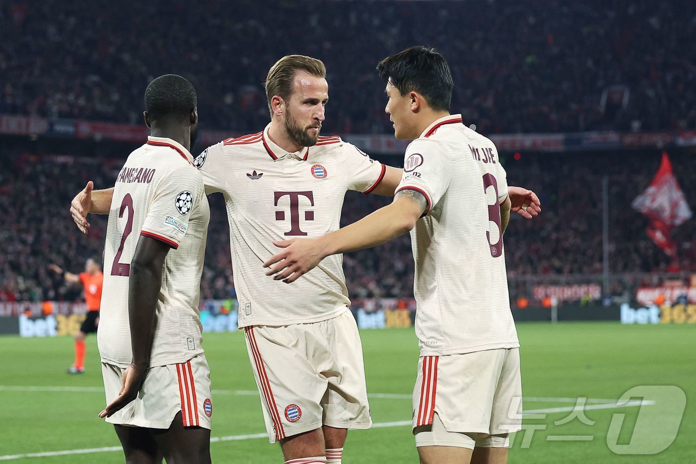 본문 이미지 - 바이에른 뮌헨 수비수 김민재(오른쪽)가 27일(한국시간) 열린 2024-25 UEFA 챔피언스리그(UCL) 리그 페이즈 파리 생제르맹과 5차전에서 전반 38분 헤더 골을 터뜨린 후 동료들의 축하를 받고 있다. ⓒ AFP=뉴스1