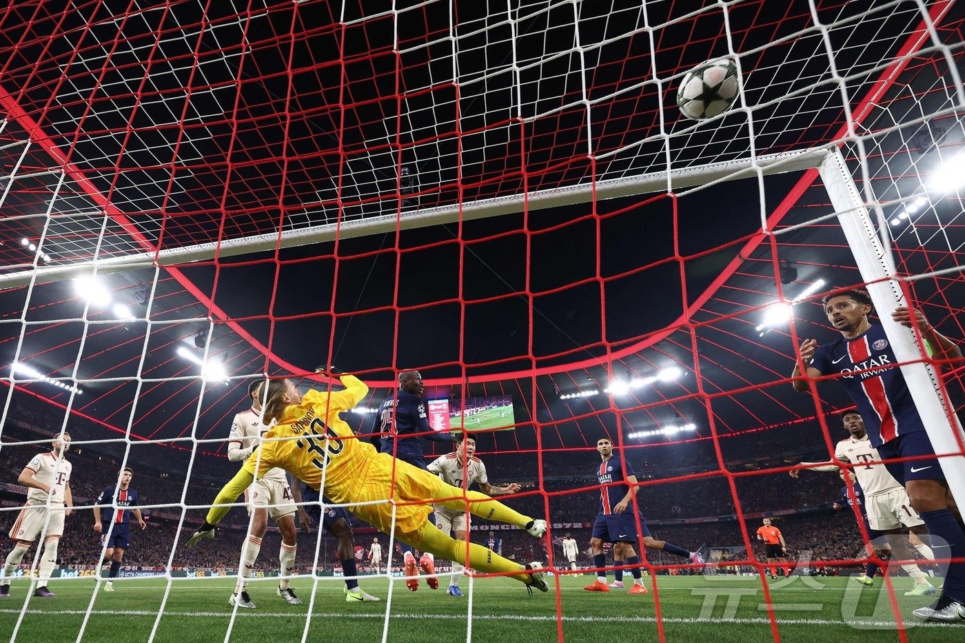 본문 이미지 - 바이에른 뮌헨 수비수 김민재가 27일(한국시간) 열린 2024-25 UEFA 챔피언스리그(UCL) 리그 페이즈 파리 생제르맹과 5차전에서 전반 38분 헤더 골을 터뜨렸다. ⓒ AFP=뉴스1