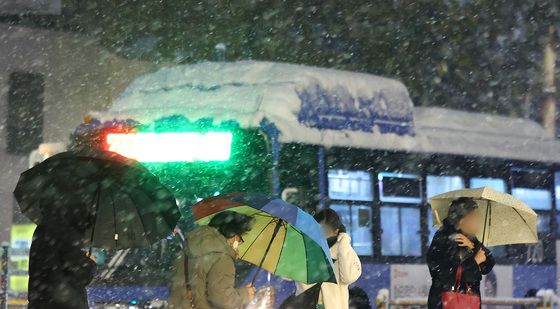 지각 첫 눈은 '함박눈'…출근 빙판길 주의